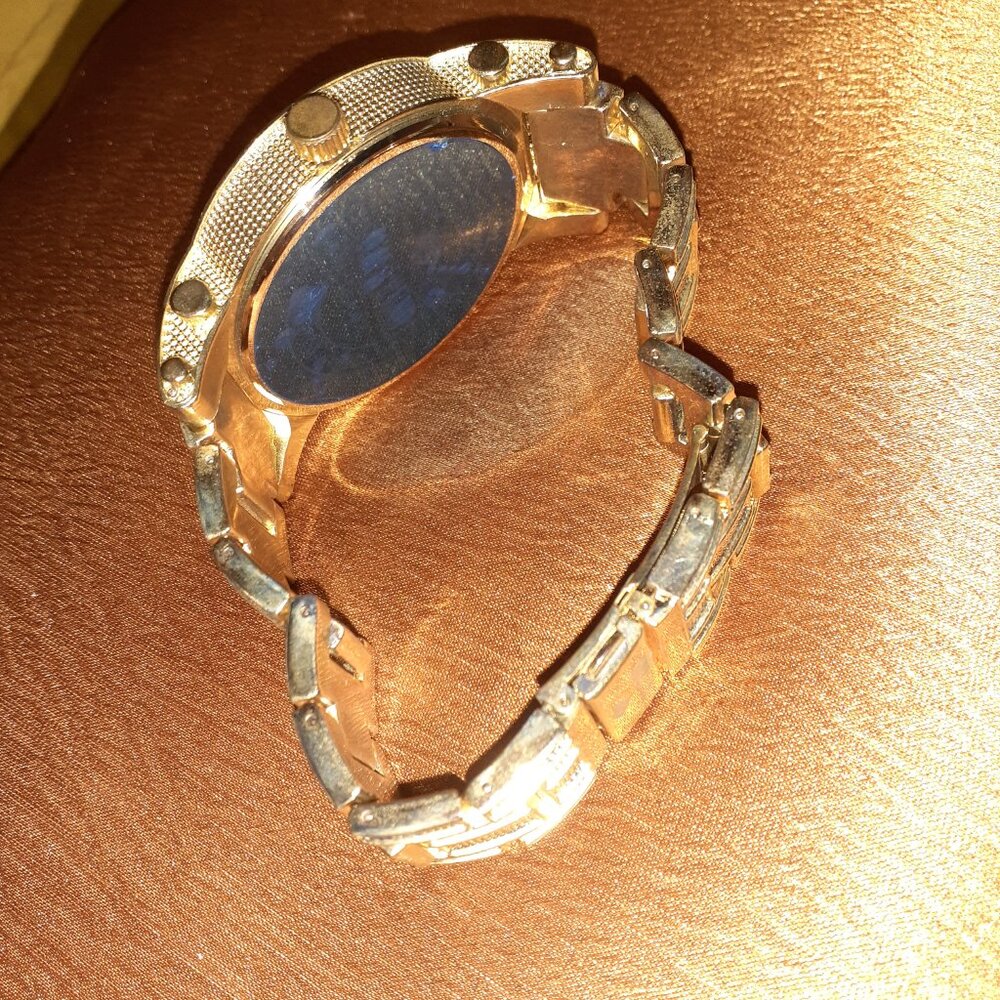 👤 VINTAGE DAIMOND INCLOSED ROYALTON WATCH ( NEEDS NEW BATTERY ) -    $30 - Picture 6 of 12